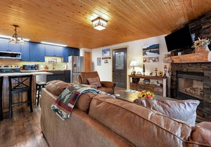 Riverfront Retreat Near RMNP River Views