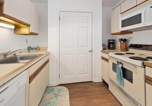 Two Bedroom Condo w/Pool and Short Walk to Beach