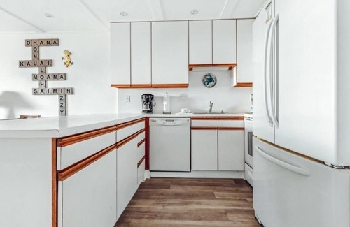 Nawiliwili Apartment | 2 Bedroom Condo w/Full Kitchen | Onsite Outdoor Pool | Near Nawiliwili Park