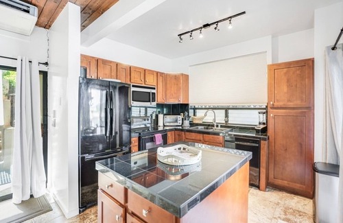 Nawiliwili Condo | Private Cliffside Ohana Retreat at Kalapaki Beach!