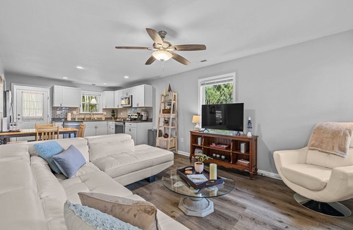 Hendersonville House | 1/4 Mile to Ecusta Trail Firepit 1G Fiber Wi-Fi Bamboo Bungalow