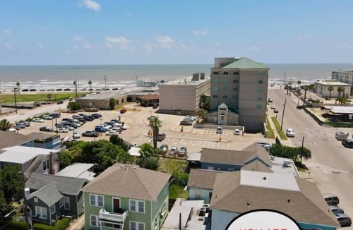 San Jacinto Apartment | 1.5 blocks to beach. Close to cruise terminal too. Safe neighborhood Secure bldg