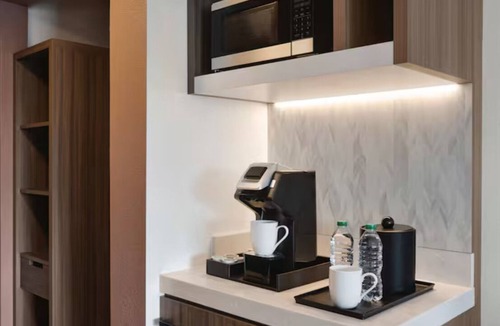 Downtown Atlanta Hotel | 1 King Corner Room at Hilton Garden Inn Atlanta Downtown