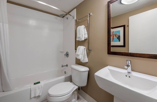Jekyll Island Hotel | 1BR Suite Retreat | Onsite Outdoor Pool | Free Breakfast | Free Parking