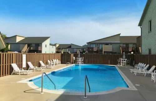 Heron Harbour Isle Condo | 2 Bdrm, 2 Bath, Pool, Short walk to the beach, Northside Park, & restaurants
