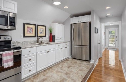 High Point House | 2 bed/2 bath with LR, DR, Kitchen, Laundry & Deck. Parties are not allowed.