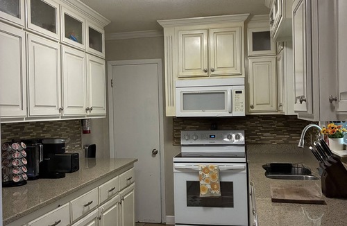 Lyons House | 2-bedrooms 1-bath house in Lyons with WiFi, AC, and printer.