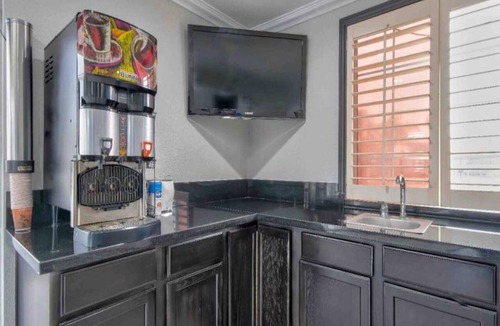 Carousel Apartment | 2 Queen Beds | Non-Smoking, Micfridge