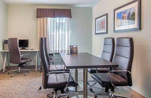 Castleberry Hill Hotel | 2-Star Hotel ∙ Clarion Inn & Suites Atlanta Downtown
