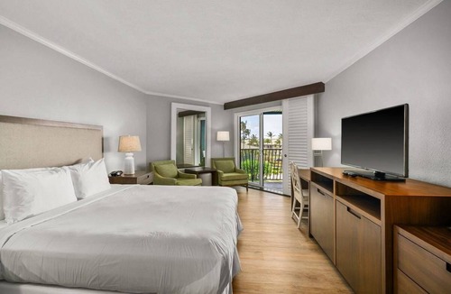 Hanamaulu Hotel | 20% off new listing discount!4 Star Beachfront Resort. AC. Restaurant. Pool. Gym