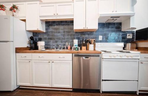 Thunderbolt Apartment | 2BR Chic Duplex - Firepit - Perfect for Travel