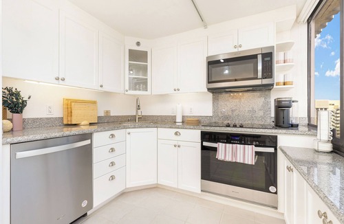 Waikiki Apartment | 2BR Ocean View Condo at The Windsor Waikiki Near the Beach