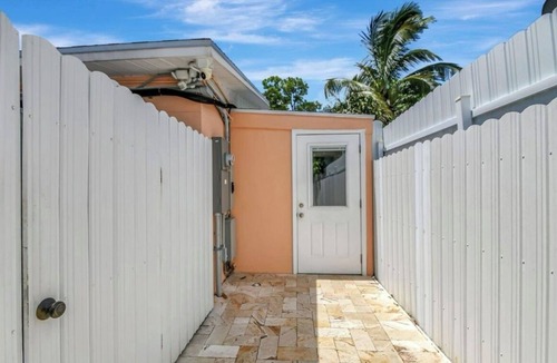 Greenacres House | 3 bedroom pool house in beautiful West Palm Beach with WiFi, AC. Near Airport!