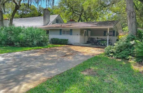 Jekyll Island Cottage | 3 min walk to beach!