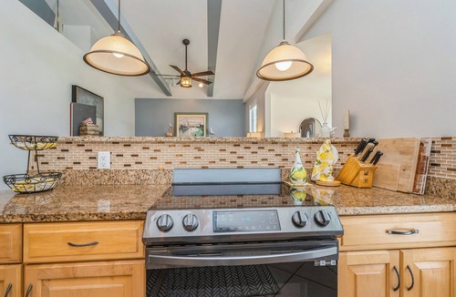 Venice House | 3BR En-Suite Pool Home in Venice Near Venice Beach & Fox Lea Farms & Downtown
