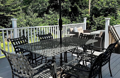 Winthrop House | 4-bedroom Direct Waterfront LAKEHOUSE in Maine. Fire pit, deck, private dock.