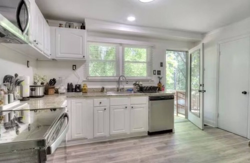 White Cabin | 4 Bedroom Pet Friendly Cabin W/ Fenced Backyard