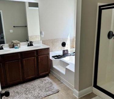 Decatur House | 4 Bedrooms Private Backyard Smoke Room Garden Tub