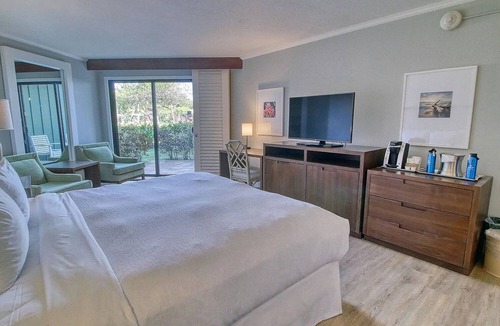 Hanamaulu Resort | 4 Star Beachfront Resort. King Bed. Lanai. AC. Restaurant. Pool. Gym. Spa.