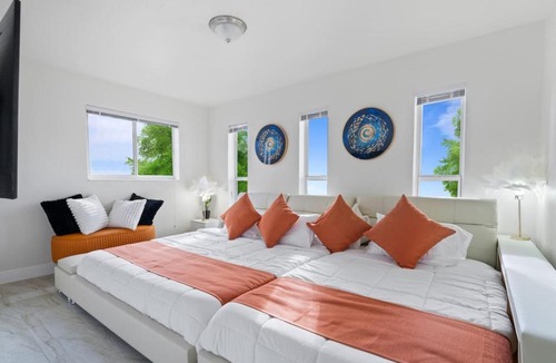 Hollywood Lakes House | 4BR Hollywood Villa 3 min to Beach, Heated 12-Person Jacuzzi, Game Room and BBQ