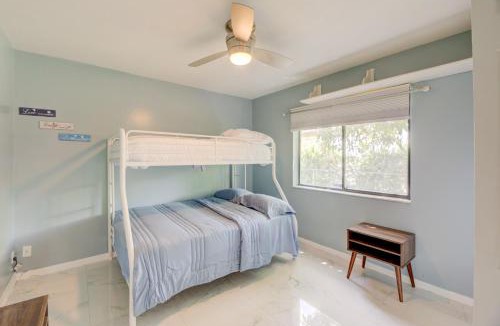 Sunrise House | 4BR Lakeview vacation home with 5beds, sleeps 10, Game Room, Mins to Sawgrass Mills