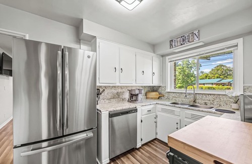 Brunswick House | 7 Mi to St Simons Island! Modern Group Getaway