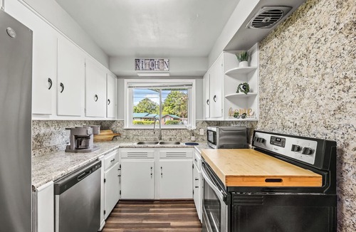 Brunswick House | 7 Mi to St Simons Island! Modern Group Getaway