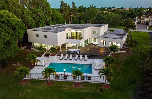 Plantation House | 8,000 sq ft Estate with Heated Pool & Game Room