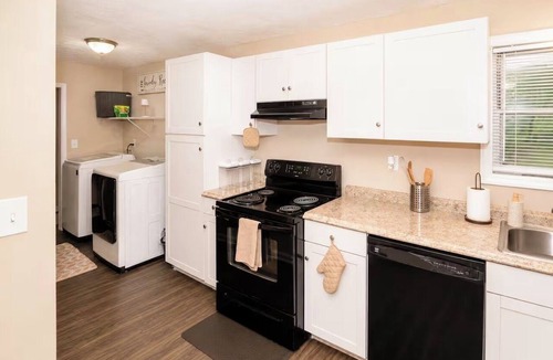 College Park House | 8 Mins to Atlanta Airport Sleeps 8 15 Mins to Downtown
