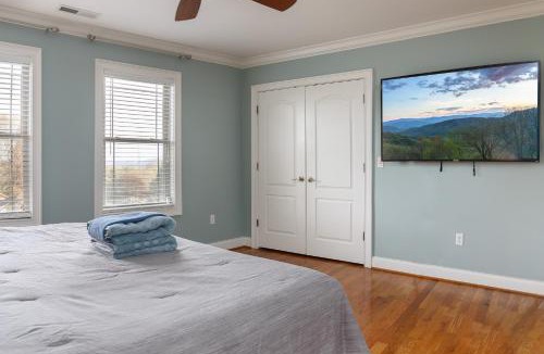 Asheville House | 8-minutes to Downtown Asheville! Private Pool and Hot Tub | 4 Bathrooms En-suite