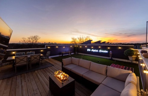 Talbot's Corner Villa | 800sqft Rooftop + Games Room | 4BR, 12 Beds | 10 Min to Broadway