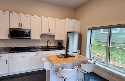 Kenilworth House | 850 Sq Ft Modern Furnished Studio - Lives Like 1BR - Downtown Asheville