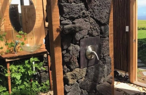 Naalehu Apartment | A charming, secluded, off-grid, quiet and a 180 degree view of the ocean.