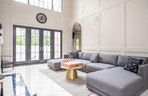 Southwestern House | Adams Mansion 10,000 Sqft 6BD/7BA - 15min to Airport