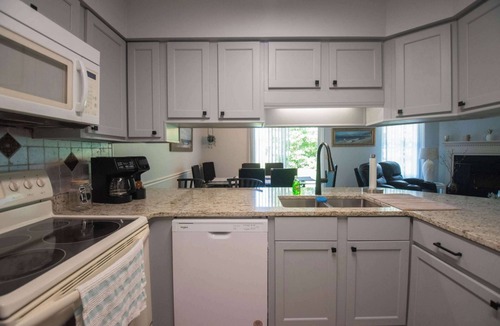 Kingsland House | Adorable 3/2, with community pool and centrally located