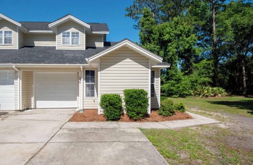 Kingsland House | Adorable 3/2, with community pool and centrally located