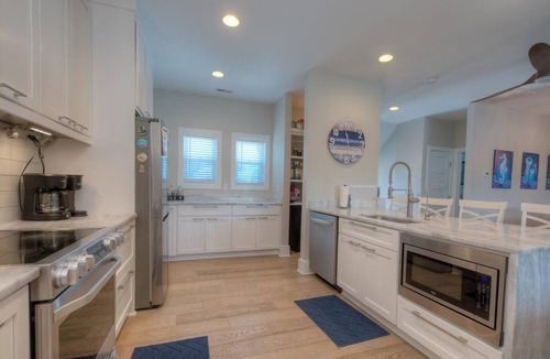Long Beach House | Adventures on Yacht: Elegant 5BR/5BA, Waterway, Dock, Pool, Hot Tub, Sleeps 11