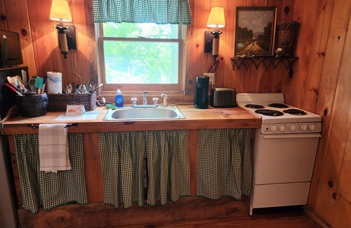 Scaly Mountain Cabin | Affordable charm on 3 private rolling acres