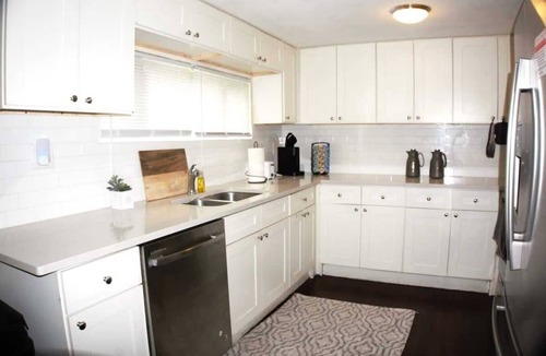 Lakeshore South House | Affordable, Spacious, Family Friendly, 3 Queen Beds, Washer and Dryer, Long-Term Welcome