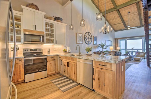Kahaluu Bay Apartment | Airy Oceanfront Kailua-kona Gem w/Community Pool