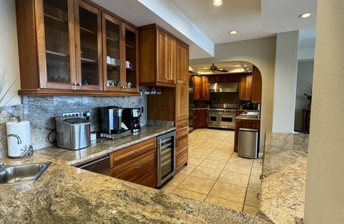 Lihue House | AMAZING VIEWS-Kalapaki Cliffside Penthouse-Perched above, elevator to the sand!