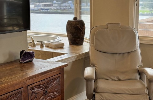 Lihue House | AMAZING VIEWS-Kalapaki Cliffside Penthouse-Perched above, elevator to the sand!