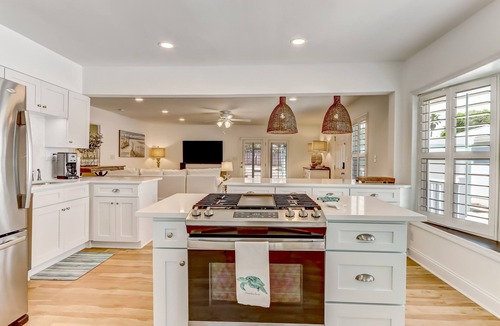 Ocean Cay House | "Amelia On My Mind" Beach house with backyard and screened porch - sleeps 8