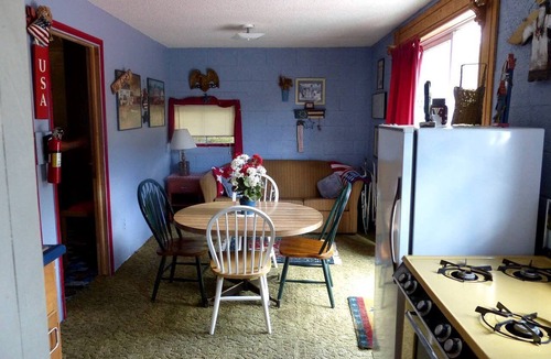 Bellvue Cabin | American-Themed Vacation Cabin with a Spacious Deck in Poudre Canyon near Fort Collins, Colorado