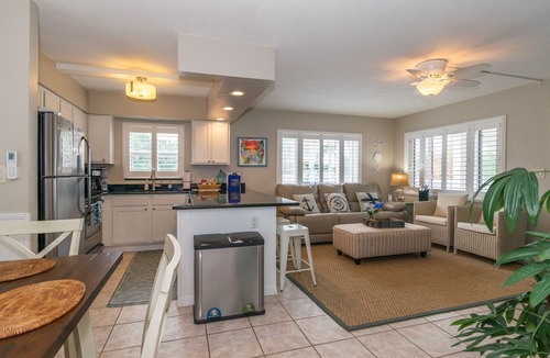 Holmes Beach House | Anna Maria Beach Place #3. Directly Across Street From The Beach With Pool.