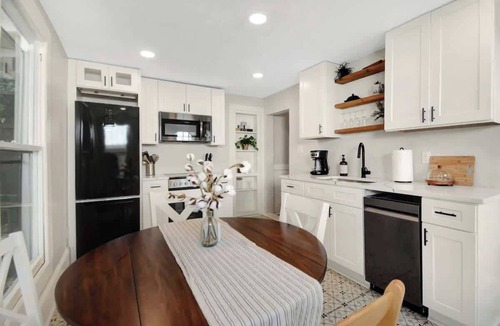 Downtown Historic District Apartment | Apothecary - Upper Unit Downtown 2BR