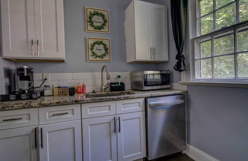 Decatur Apartment | Apt D - Modern Heart of Decatur King Comfort TV Wi-Fi Sleeps 4