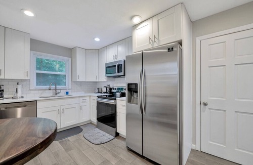 Belvedere Park House | ATH - Sleeps 6 - 3 Beds - Fenced/Pet friendly - Pasade