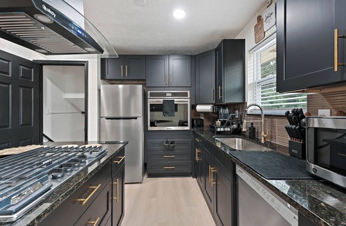 Church Street House | Atl family Stay Sleeps 10 with King Beds, near the Atlanta Airport.