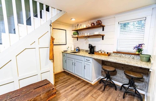East Point House | Atlanta Treehouse 6BR Hot tub Fire Pit 15 Min to ATL